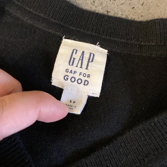Gap | Men's V-Neck Sweater - Picture 3 of 3